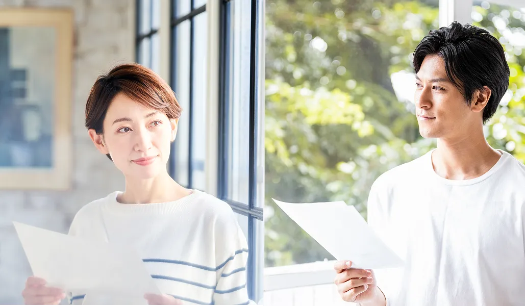 証明書を持つ男女の写真