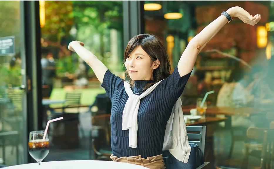 スマホとPCを触る女性